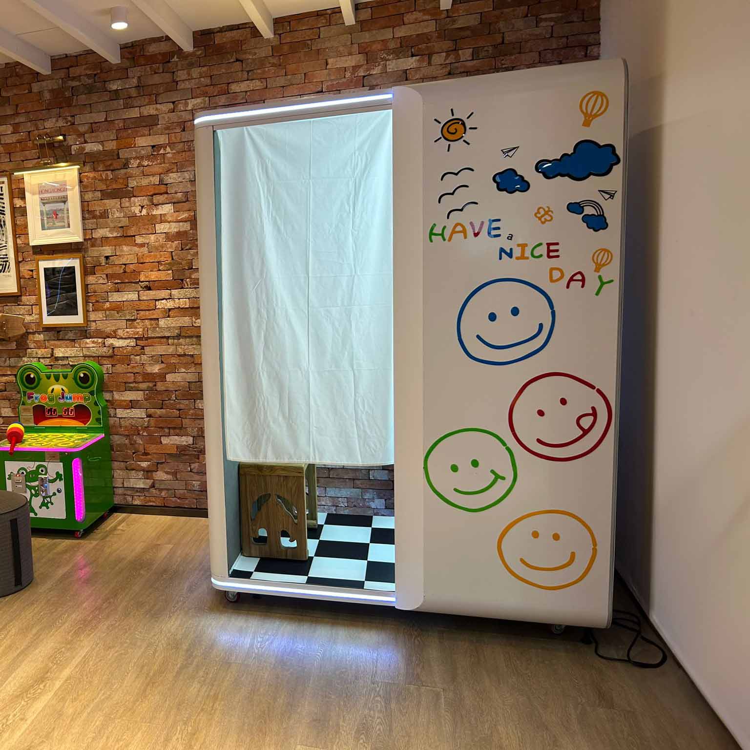 Smile Station Photo Booth - Image 2